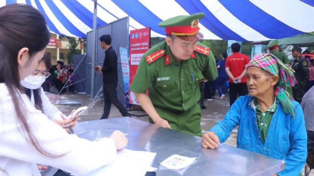 Khám chữa bệnh, cấp phát thuốc miễn phí và trao quà an sinh xã hội năm 2026 tại xã Cán Tỷ - Ảnh 1.