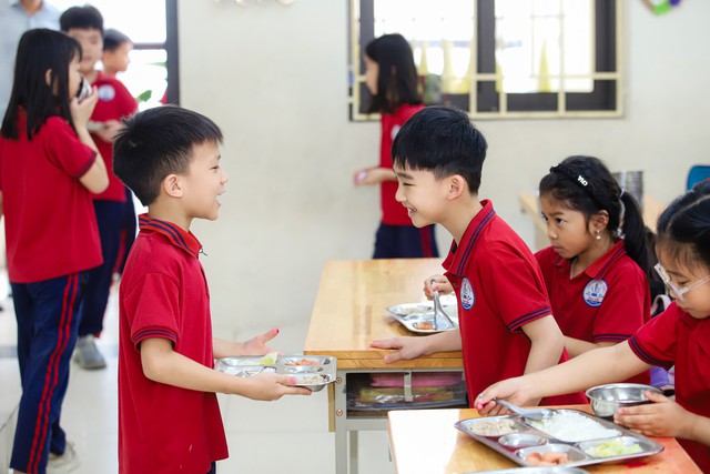 6 x&atilde; vi phạm trong tổ chức bữa ăn b&aacute;n tr&uacute; trường học ở H&agrave; Nội - Ảnh 1.