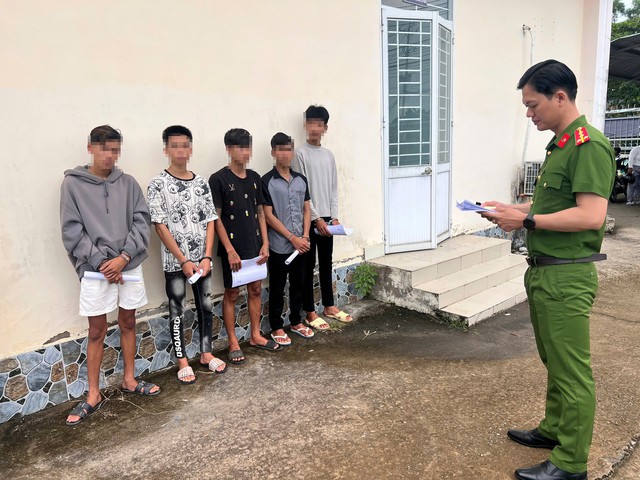 Khởi tố, bắt tạm giam nhóm đối tượng mang dao giải quyết mâu thuẫn tình cảm- Ảnh 1.