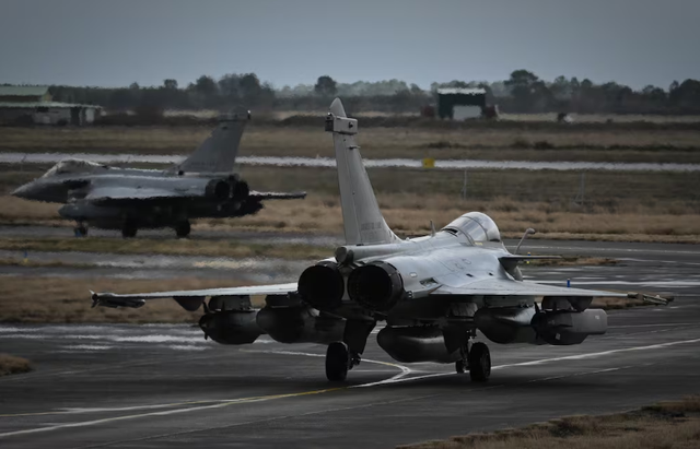 Phi công Ukraine sắp sang Pháp học lái tiêm kích Rafale - Ảnh 1.