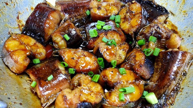 Loại cá có vẻ ngoài giản dị là cả một thế giới món ngon, rất giàu omega-3 và protein - Ảnh 2.