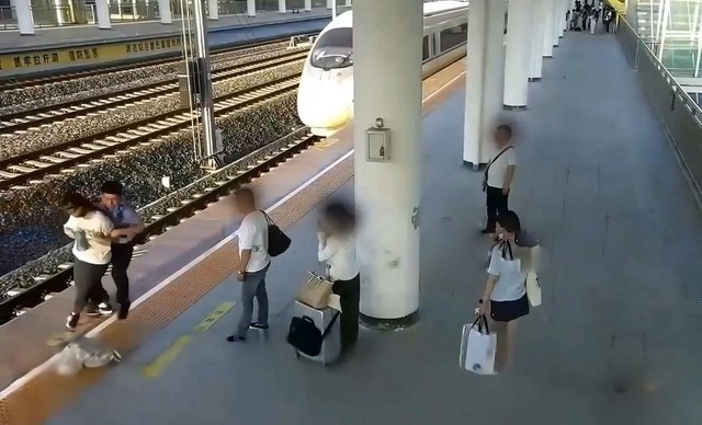 Người phụ nữ mang thai lao ra trước đầu tàu để tự tử và cái kết - Ảnh 1.