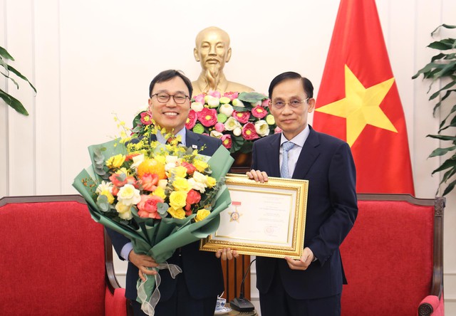 Bộ trưởng Bộ Ngoại giao tiếp Đại sứ Hàn Quốc tại Việt Nam Choi Young Sam chào từ biệt - Ảnh 1.