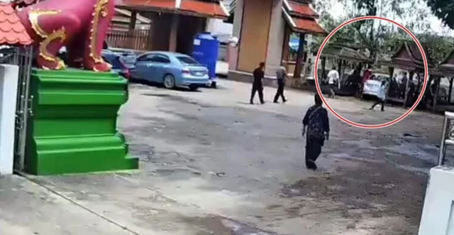 Vừa rời khỏi đám tang, người đàn ông bất ngờ gặp sự cố "rợn tóc gáy" - Ảnh 1.