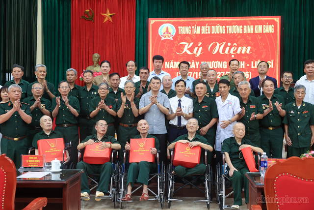 Thủ tướng thăm, tặng quà các thương binh, bệnh binh tại Ninh Bình - Ảnh 4.