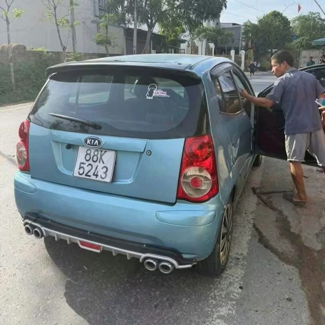 3 người đàn ông tử vong trong 2 xe ô tô đỗ ven đường - Ảnh 1.