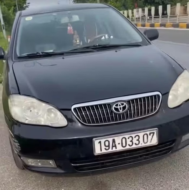 3 người đàn ông tử vong trong 2 xe ô tô đỗ ven đường - Ảnh 2.