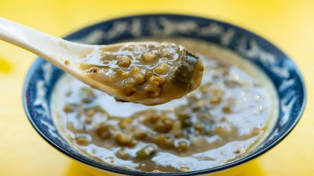 Uống canh đậu xanh suốt 3 ngày, người phụ nữ nhập viện nguy kịch - Ảnh 1.