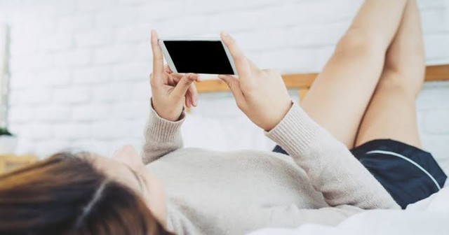 Lướt điện thoại ngay khi ngủ dậy buổi sáng: Những hậu quả nghiêm trọng nhiều người chưa biết- Ảnh 1.
