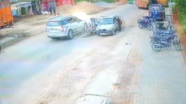 T&agrave;i xế &ocirc; t&ocirc; mở cửa đột ngột khiến 2 cha con đi xe m&aacute;y gặp nạn - Ảnh 1.