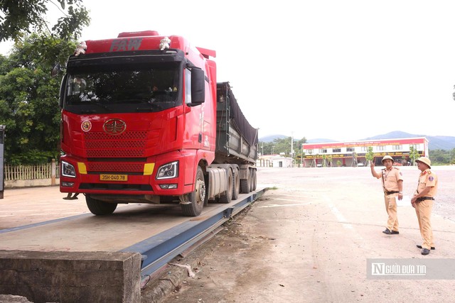 Cầu 13 tấn hằng ngày phải "cõng" dàn xe đầu kéo chở đất- Ảnh 2.