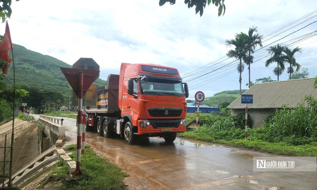 Cầu 13 tấn hằng ngày phải "cõng" dàn xe đầu kéo chở đất- Ảnh 4.