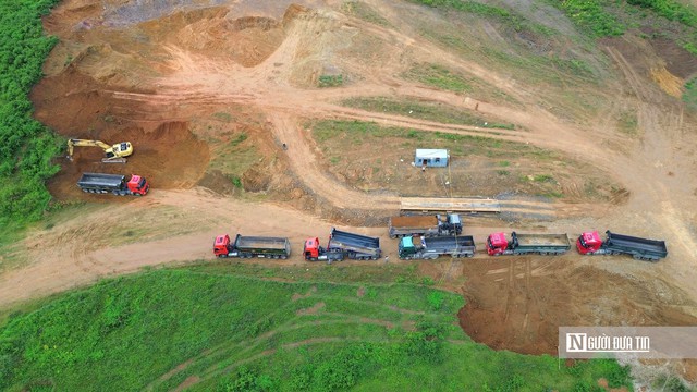 Cầu 13 tấn hằng ngày phải "cõng" dàn xe đầu kéo chở đất- Ảnh 9.