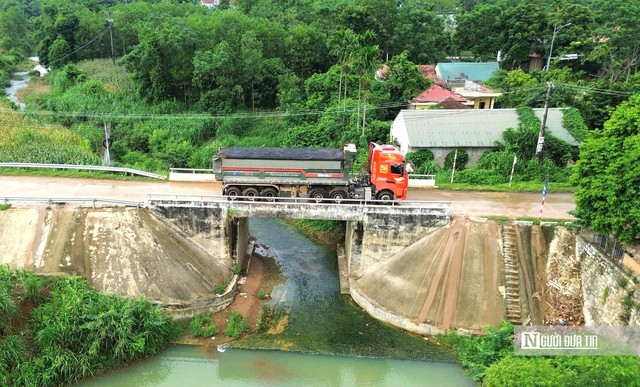 Cầu 13 tấn hằng ngày phải "cõng" dàn xe đầu kéo chở đất- Ảnh 11.