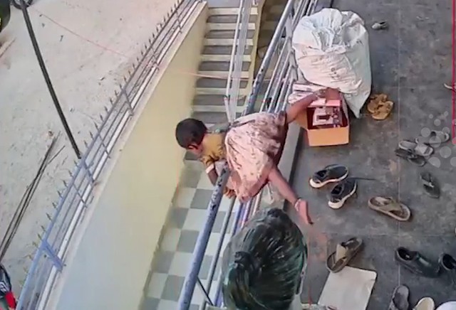 B&eacute; g&aacute;i sống s&oacute;t sau c&uacute; ng&atilde; từ độ cao 3,6 m&eacute;t - Ảnh 1.