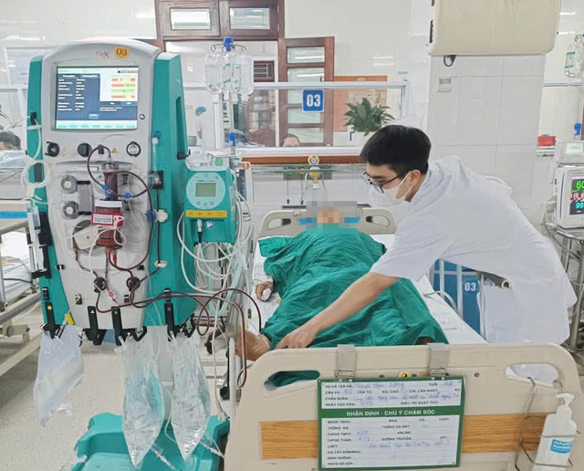 Người đàn ông 68 tuổi suýt mất mạng vì ăn mật cá trắm - Ảnh 1.