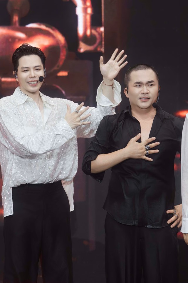 "Anh tài" Đại Nghĩa khiến khán giả lặng người với màn tự cạo tóc trên sân khấu - Ảnh 3.