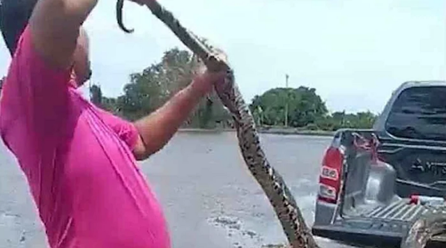 Đang lái xe, nam tài xế bỗng thấy cảnh tượng "nổi da gà" trên cửa kính ô tô- Ảnh 1.