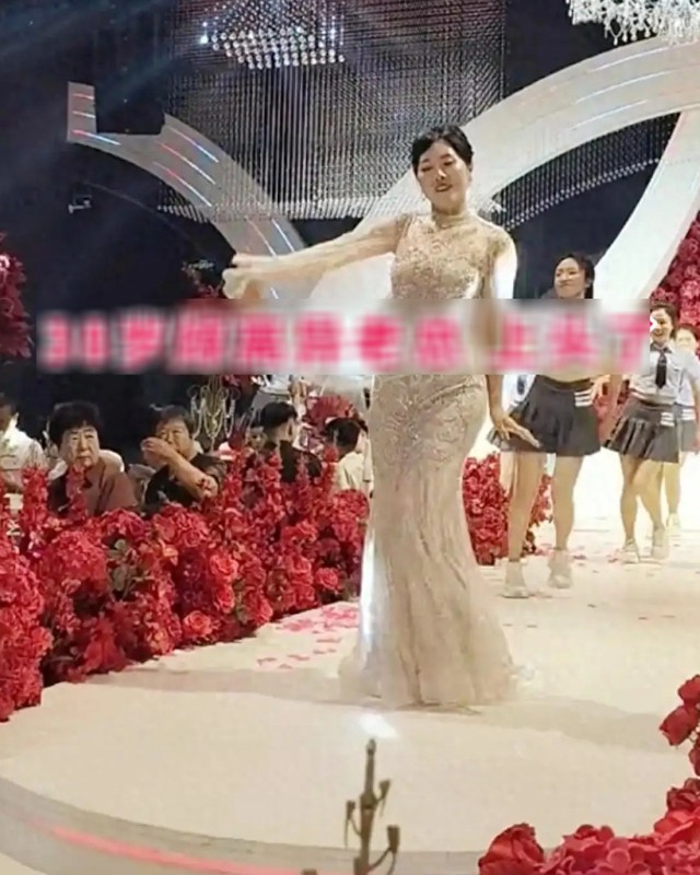 Đang tổ chức đám cưới, cô dâu có hành động khiến quan khách "đỏ mặt" - Ảnh 1.