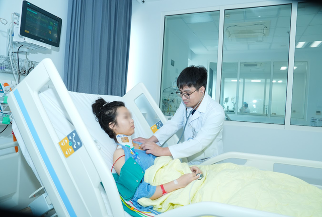Nữ sinh 15 tuổi nguy kịch sau bữa ăn hải sản, bác sĩ cảnh báo dấu hiệu cần biết - Ảnh 1.