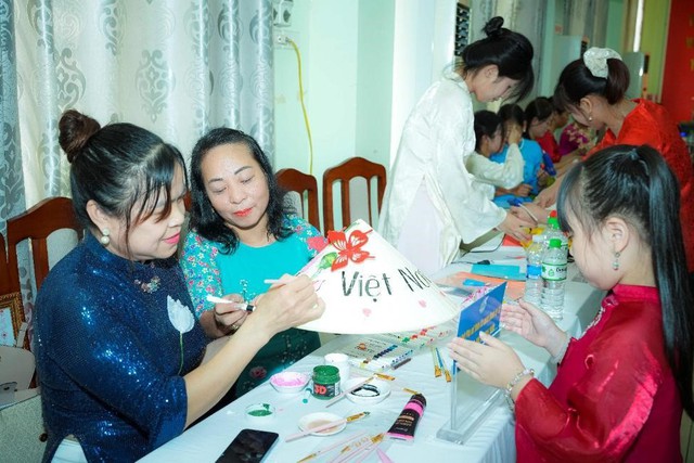 Coca-Cola Việt Nam khởi động dự án thương mại điện tử cho làng nghề - Ảnh 2.