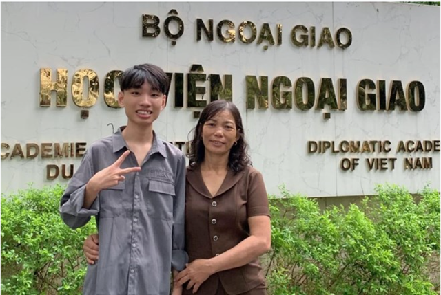 Thủ khoa C00 hé lộ là sinh viên Học viện Ngoại giao, thi lại để xét học sư phạm - Ảnh 1.