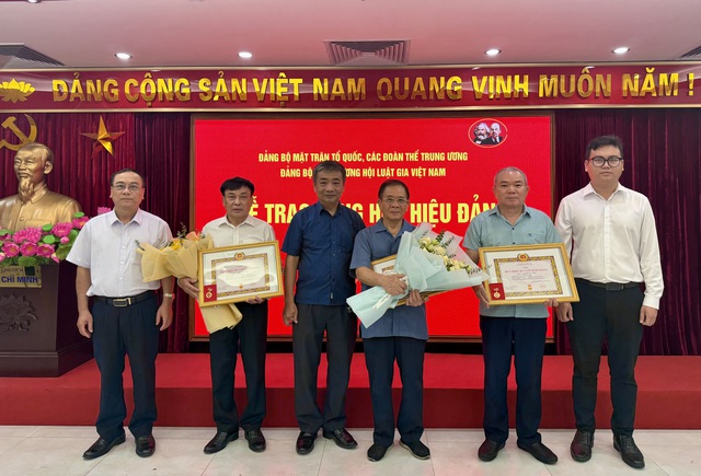 Đảng bộ Trung ương Hội Luật gia Việt Nam trao tặng Huy hiệu Đảng cho các đảng viên- Ảnh 4.