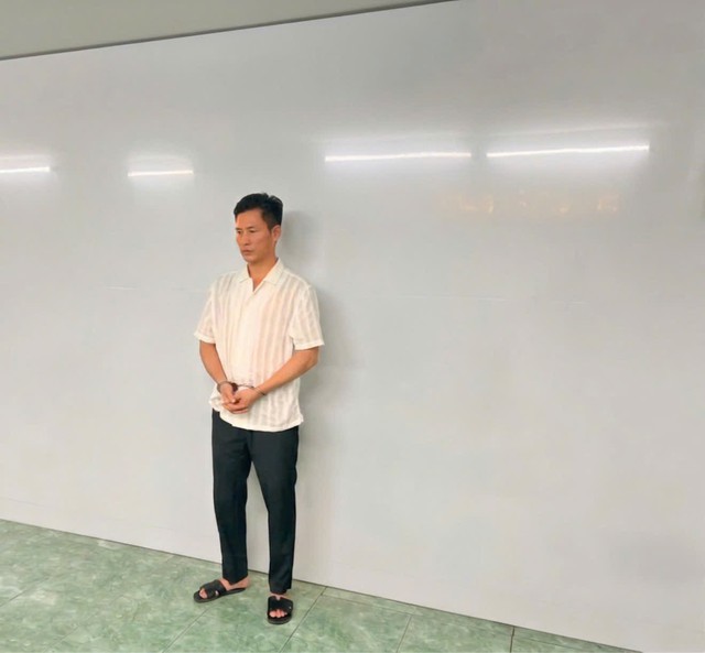 Tạm giam người đàn ông dùng ly thủy tinh đánh nữ nhân viên quán karaoke- Ảnh 1.