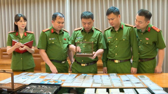 Thủ đoạn "phù phép" 28.000 viên kim cương lậu từ Hồng Kông về Việt Nam- Ảnh 1.