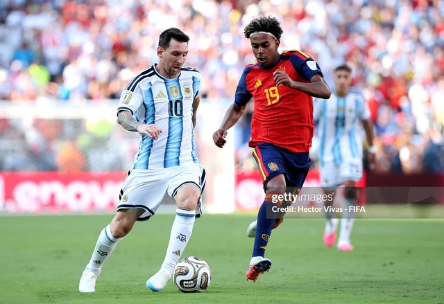 Sau 19 năm, cậu bé 5 tháng tuổi được Messi tắm cho ngày nào, nay đã trở thành "tân vương" - Ảnh 2.