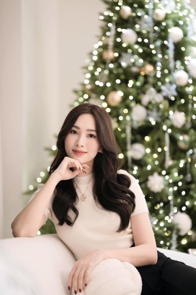 "Hoa hậu của các Hoa hậu": Tuổi 35 làm mẹ 3 con, cuộc sống viên mãn bên chồng doanh nhân - Ảnh 7.