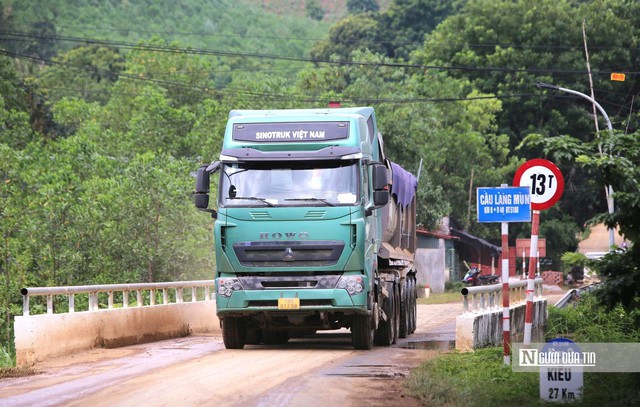 Vụ cầu 13 tấn "cõng" dàn xe đầu kéo chở đất: Xe dừng hoạt động khi CSGT vào cuộc - Ảnh 3.
