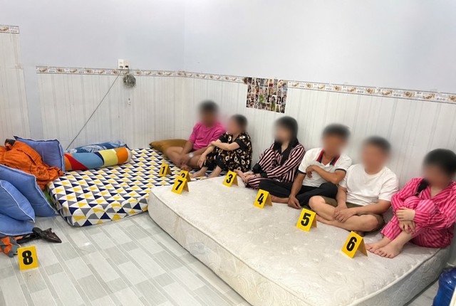 Kiểm tra căn nhà cho thuê, bắt quả tang nhóm người làm chuyện phạm pháp - Ảnh 1.