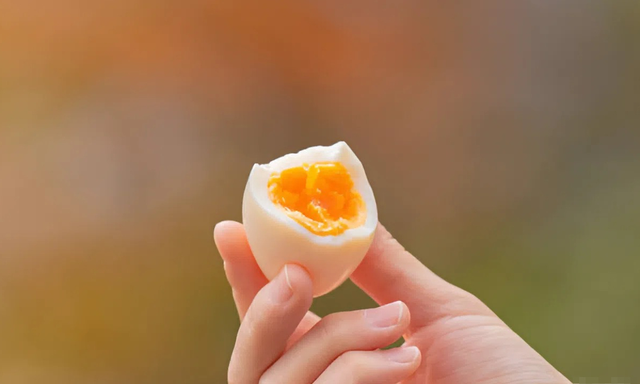 Ăn trứng mỗi ngày, người phụ nữ 54 tuổi nhận "tin vui" sau một năm - Ảnh 1.