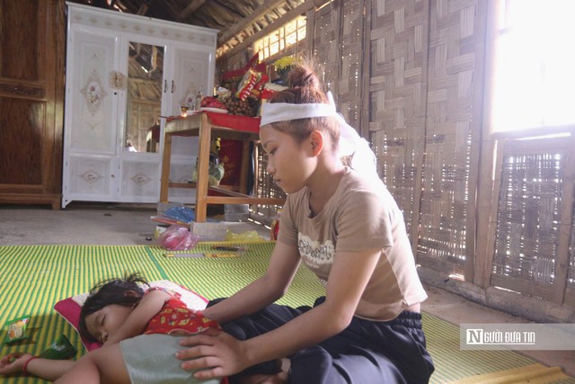 Vụ 5 công nhân tử vong ở trại lợn: Vợ trẻ, con thơ ở trong căn nhà tranh, cách nứa nhìn di ảnh chồng - Ảnh 1.