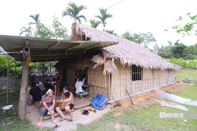 Vụ 5 công nhân tử vong ở trại lợn: Vợ trẻ, con thơ ở trong căn nhà tranh, cách nứa nhìn di ảnh chồng - Ảnh 2.