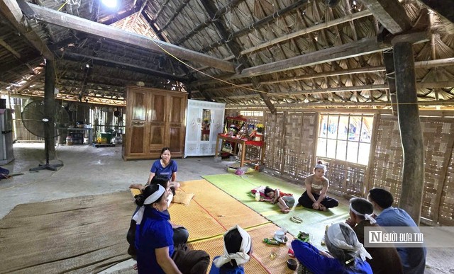 Vụ 5 công nhân tử vong ở trại lợn: Vợ trẻ, con thơ ở trong căn nhà tranh, cách nứa nhìn di ảnh chồng - Ảnh 3.