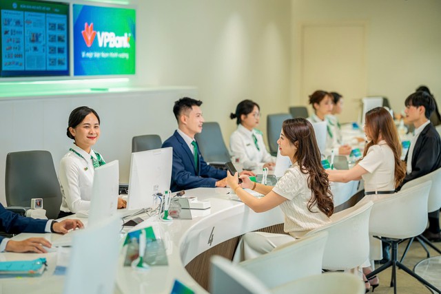 Thu nhập bình quân nhân viên VPBank sụt giảm, đạt trên 30 triệu đồng/tháng- Ảnh 1.