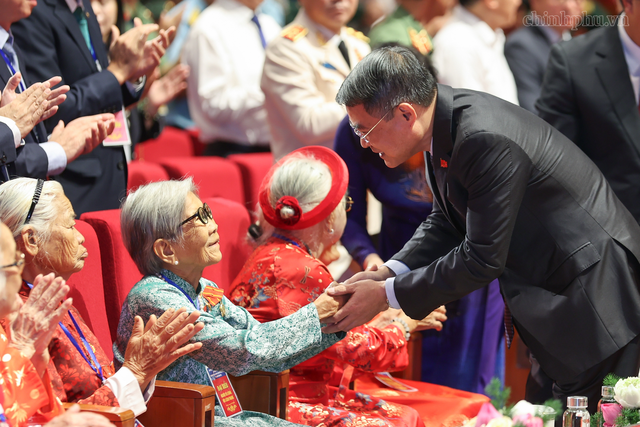 "Sự hy sinh của c&aacute;c thế hệ cha anh sẽ m&atilde;i m&atilde;i được khắc ghi trong l&ograve;ng d&acirc;n tộc" - Ảnh 1.