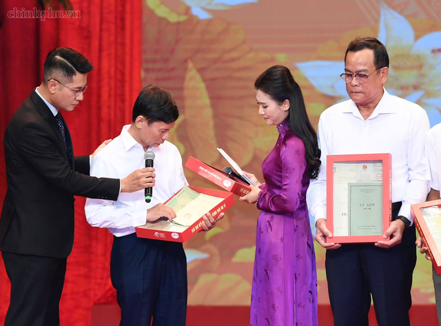 "Sự hy sinh của c&aacute;c thế hệ cha anh sẽ m&atilde;i m&atilde;i được khắc ghi trong l&ograve;ng d&acirc;n tộc" - Ảnh 4.