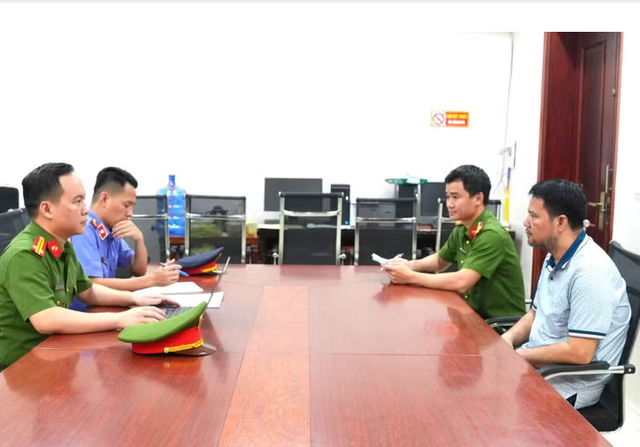 Khởi tố nhóm người bơm sữa đậu nành vào niệu đạo, tạo dịch giả mủ để 'vẽ bệnh' - Ảnh 1.