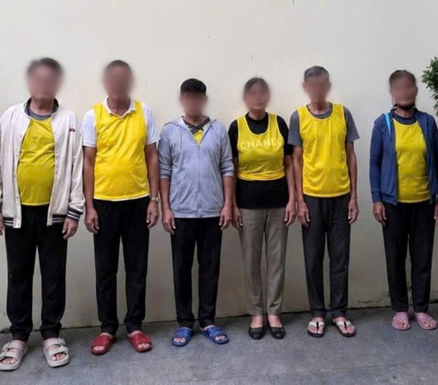 Bắt băng nhóm người nước ngoài lừa khách du lịch bằng trò cờ bạc bịp- Ảnh 1.