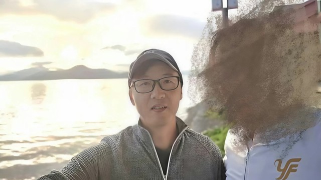 Người đàn ông phát hiện "bí mật động trời" sau khi giúp người lạ chụp ảnh - Ảnh 1.