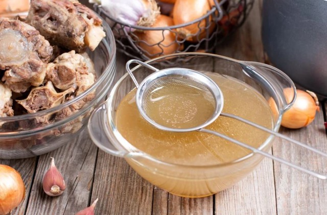 B&eacute; trai 5 tuổi m&aacute;u "trắng đục như sữa" v&igrave; thường xuy&ecirc;n ăn m&oacute;n canh quen thuộc - Ảnh 2.