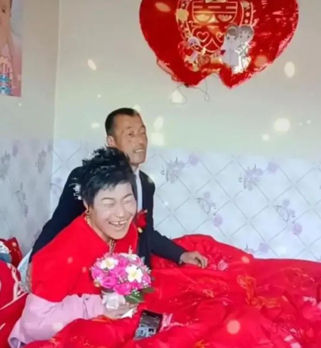 Giữa đ&aacute;m cưới, c&ocirc; d&acirc;u li&ecirc;n tục c&oacute; "biểu hiện lạ" g&acirc;y tranh c&atilde;i - Ảnh 1.