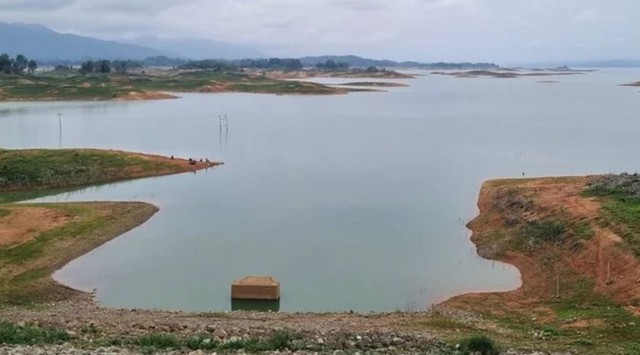 "Hiện tượng lạ" xuất hiện ở đập nước, người dân ùn ùn kéo đến xem - Ảnh 1.