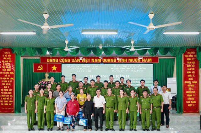 Lực lượng Công an Tp.HCM tiếp nối hành trình tri ân, lan tỏa nghĩa tình ngày 27/7 - Ảnh 4.