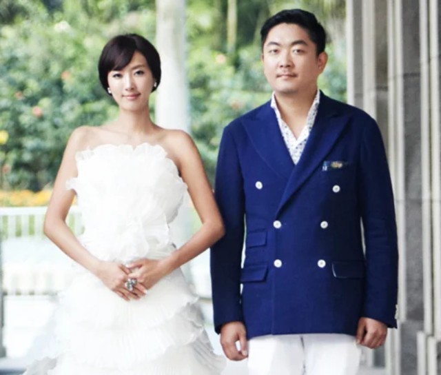 Cuộc h&ocirc;n nh&acirc;n "y&ecirc;u nhanh, cưới vội" của ngọc nữ showbiz để lại nỗi &aacute;m ảnh tinh thần - Ảnh 3.