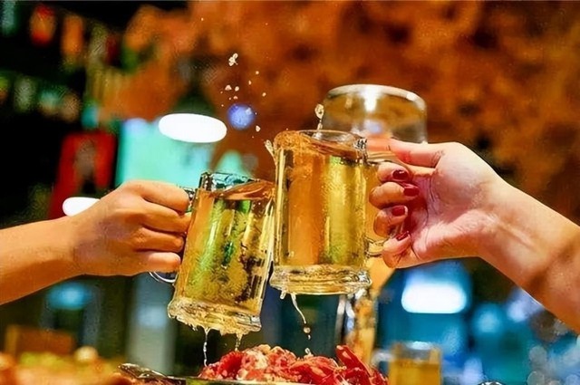 Thấy cảm gi&aacute;c lạ sau khi uống bia, người đ&agrave;n &ocirc;ng 62 tuổi ph&aacute;t hiện mắc ung thư m&aacute;u- Ảnh 1.