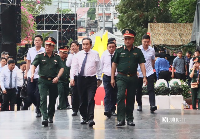 Chủ tịch Quốc hội Trần Thanh Mẫn dâng hương, dâng hoa anh hùng liệt sĩ tại Công viên Lê Thị Riêng - Ảnh 1.